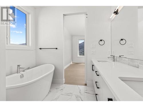 859 Melrose Street, Kelowna, BC - Indoor Photo Showing Bathroom