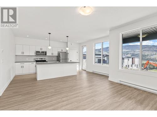 859 Melrose Street, Kelowna, BC - Indoor Photo Showing Kitchen With Upgraded Kitchen