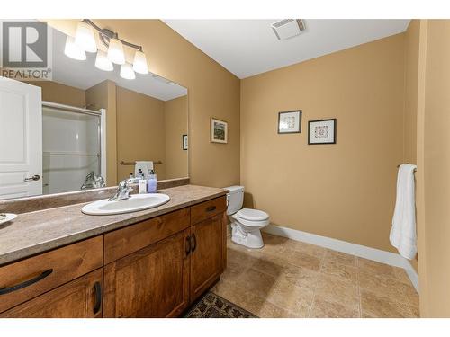 385 Tucker Court, Kelowna, BC - Indoor Photo Showing Bathroom