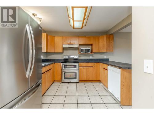 4661 June Springs Road, Kelowna, BC - Indoor Photo Showing Kitchen