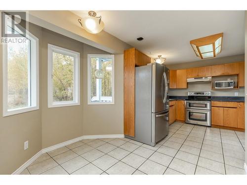 4661 June Springs Road, Kelowna, BC - Indoor Photo Showing Kitchen