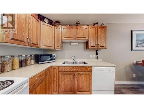 921 Spillway Road Unit# 309A, Oliver, BC - Indoor Photo Showing Kitchen With Double Sink