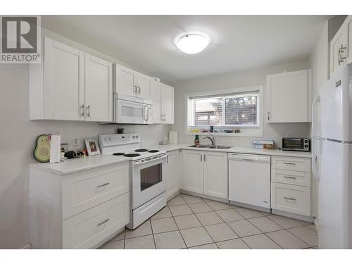 1535 Crawford Road Lot# 122, Kelowna, BC - Indoor Photo Showing Kitchen With Double Sink