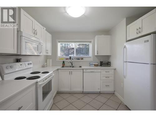 1535 Crawford Road Lot# 122, Kelowna, BC - Indoor Photo Showing Kitchen With Double Sink