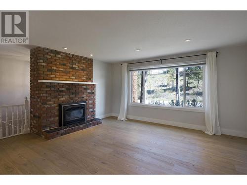 1535 Crawford Road Lot# 122, Kelowna, BC - Indoor Photo Showing Living Room With Fireplace