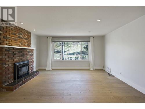 1535 Crawford Road Lot# 122, Kelowna, BC - Indoor Photo Showing Living Room With Fireplace