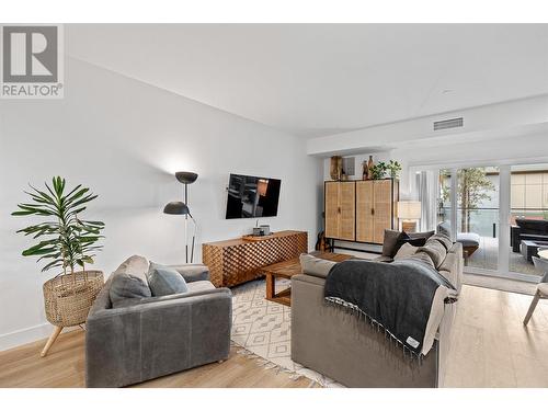 3434 Mckinley Beach Drive Unit# 109, Kelowna, BC - Indoor Photo Showing Living Room