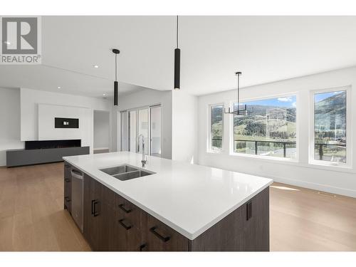 873 Melrose Street, Kelowna, BC - Indoor Photo Showing Kitchen With Double Sink