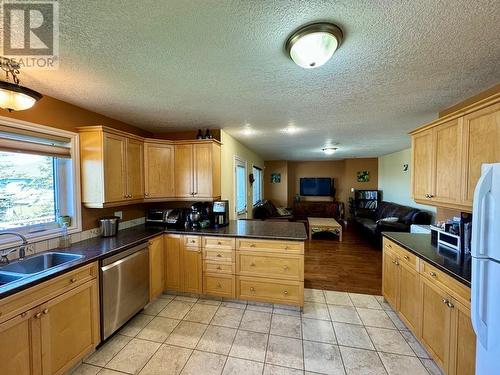 8705 19A Street, Dawson Creek, BC - Indoor Photo Showing Kitchen