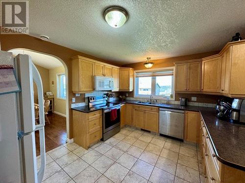 8705 19A Street, Dawson Creek, BC - Indoor Photo Showing Kitchen With Double Sink