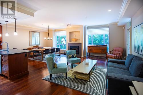 2901 Abbott Street Unit# 102, Kelowna, BC - Indoor Photo Showing Living Room With Fireplace