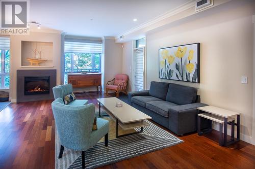 2901 Abbott Street Unit# 102, Kelowna, BC - Indoor Photo Showing Living Room With Fireplace