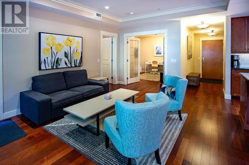 2901 Abbott Street Unit# 102, Kelowna, BC - Indoor Photo Showing Living Room