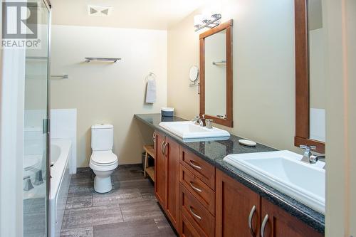 2901 Abbott Street Unit# 102, Kelowna, BC - Indoor Photo Showing Bathroom