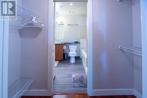 2901 Abbott Street Unit# 102, Kelowna, BC - Indoor Photo Showing Bathroom