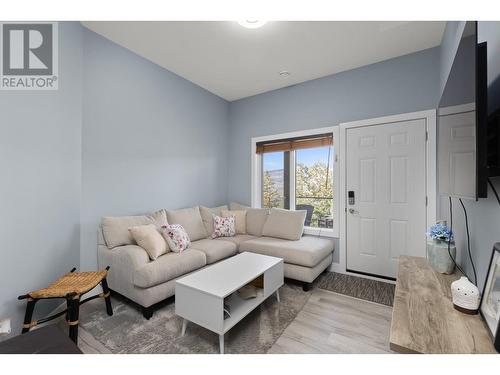 246 Pendragon Place, Kelowna, BC - Indoor Photo Showing Living Room