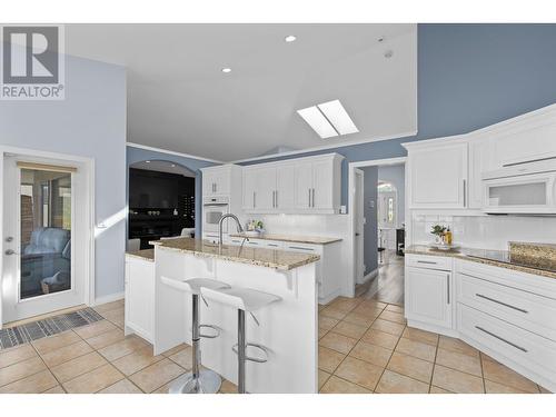 246 Pendragon Place, Kelowna, BC - Indoor Photo Showing Kitchen