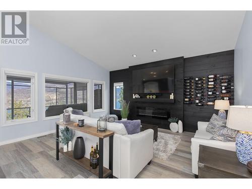 246 Pendragon Place, Kelowna, BC - Indoor Photo Showing Living Room