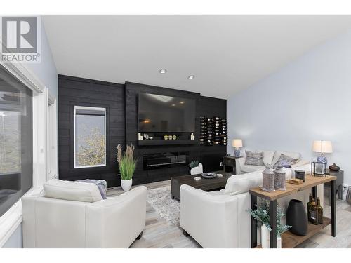 246 Pendragon Place, Kelowna, BC - Indoor Photo Showing Living Room