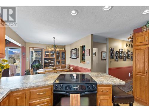 482 Clifton Road N, Kelowna, BC - Indoor Photo Showing Kitchen