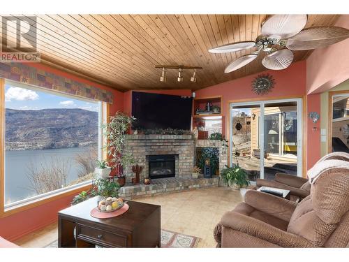 482 Clifton Road N, Kelowna, BC - Indoor Photo Showing Living Room With Fireplace