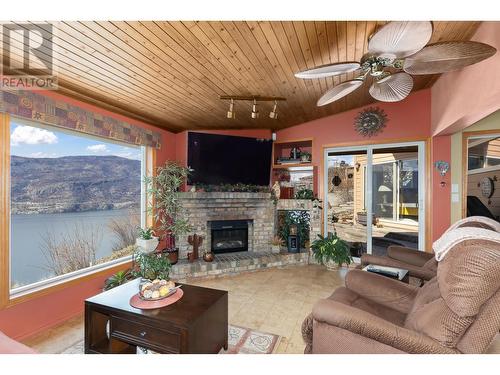 482 Clifton Road N, Kelowna, BC - Indoor Photo Showing Living Room With Fireplace