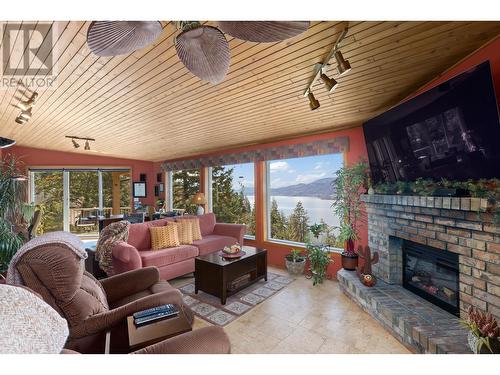 482 Clifton Road N, Kelowna, BC - Indoor Photo Showing Living Room With Fireplace