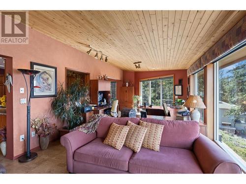 482 Clifton Road N, Kelowna, BC - Indoor Photo Showing Living Room