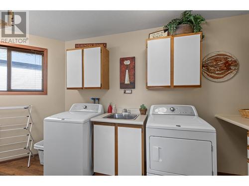 482 Clifton Road N, Kelowna, BC - Indoor Photo Showing Laundry Room