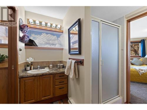 482 Clifton Road N, Kelowna, BC - Indoor Photo Showing Bathroom