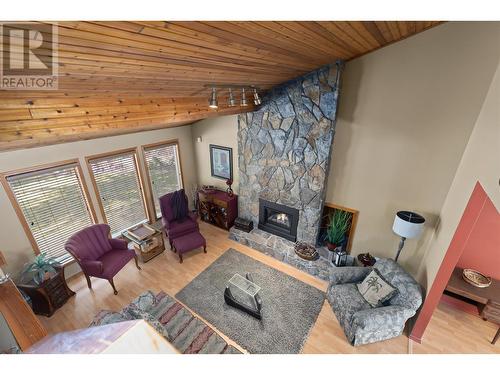 482 Clifton Road N, Kelowna, BC - Indoor Photo Showing Living Room With Fireplace