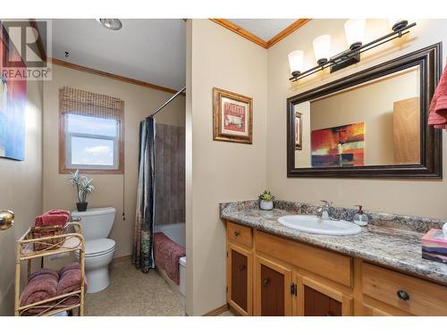 482 Clifton Road N, Kelowna, BC - Indoor Photo Showing Bathroom