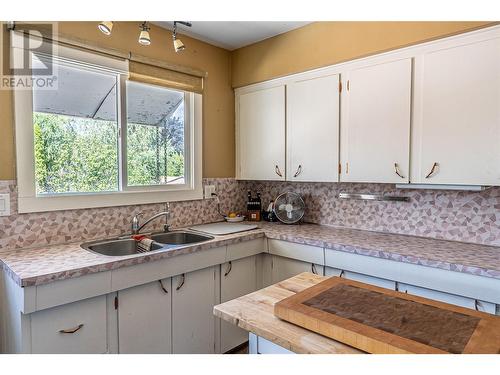 2220 Burnett Street, Kelowna, BC - Indoor Photo Showing Kitchen With Double Sink