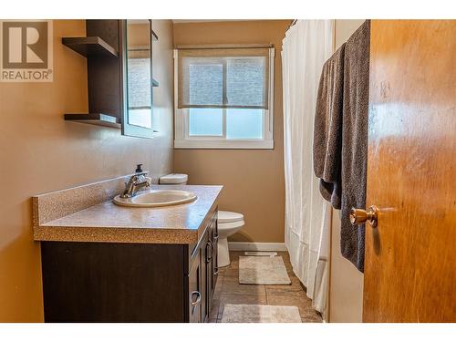 2220 Burnett Street, Kelowna, BC - Indoor Photo Showing Bathroom