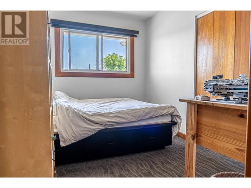 2220 Burnett Street, Kelowna, BC - Indoor Photo Showing Bedroom