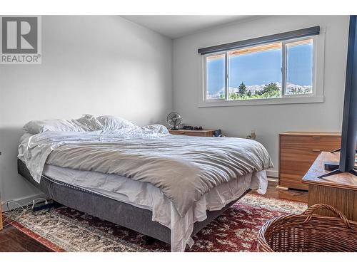 2220 Burnett Street, Kelowna, BC - Indoor Photo Showing Bedroom