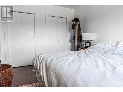 2220 Burnett Street, Kelowna, BC - Indoor Photo Showing Bedroom