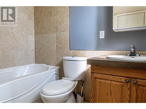 2220 Burnett Street, Kelowna, BC - Indoor Photo Showing Bathroom