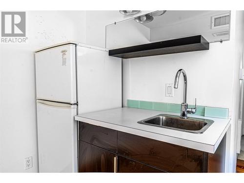 2220 Burnett Street, Kelowna, BC - Indoor Photo Showing Kitchen