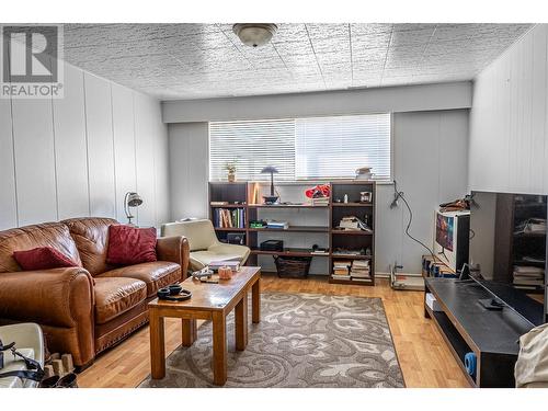 2220 Burnett Street, Kelowna, BC - Indoor Photo Showing Living Room