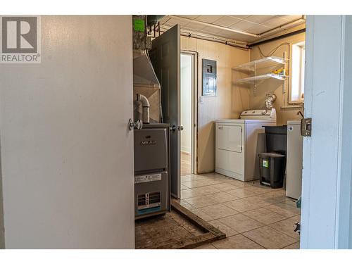 2220 Burnett Street, Kelowna, BC - Indoor Photo Showing Laundry Room