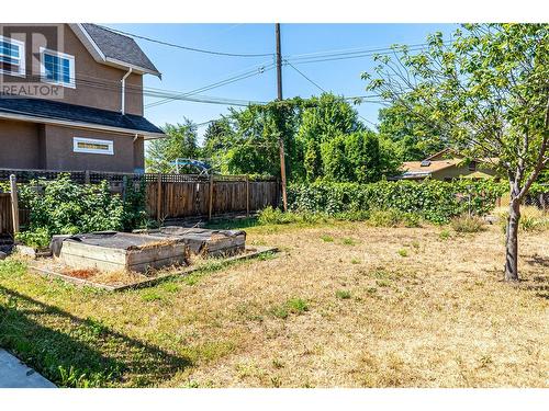 2220 Burnett Street, Kelowna, BC - Outdoor