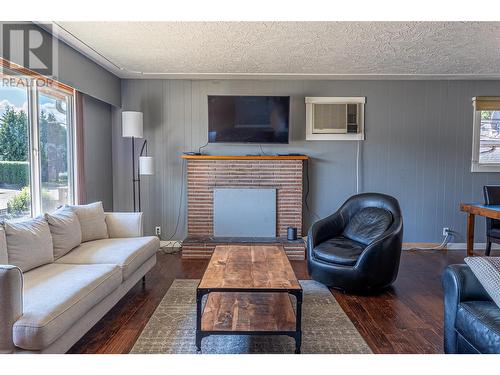 2220 Burnett Street, Kelowna, BC - Indoor Photo Showing Living Room With Fireplace