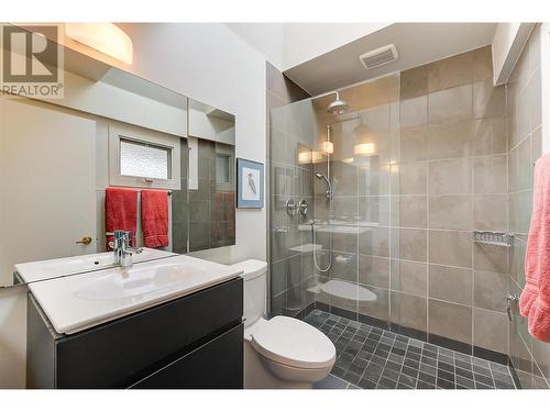 2021 Abbott Street, Kelowna, BC - Indoor Photo Showing Bathroom