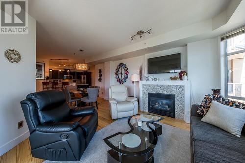 1128 Sunset Drive Unit# 1402, Kelowna, BC - Indoor Photo Showing Living Room With Fireplace