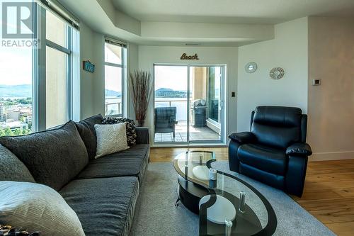 1128 Sunset Drive Unit# 1402, Kelowna, BC - Indoor Photo Showing Living Room