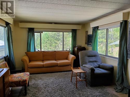 4340 Highway 33 Highway, Beaverdell, BC - Indoor Photo Showing Living Room