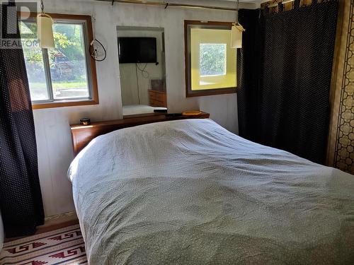 4340 Highway 33 Highway, Beaverdell, BC - Indoor Photo Showing Bedroom