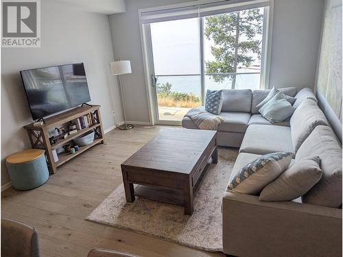 3398 Mckinley Beach Lane Unit# 104, Kelowna, BC - Indoor Photo Showing Living Room