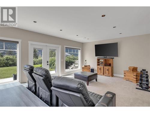 4511 Crawford Road, Lake Country, BC - Indoor Photo Showing Living Room